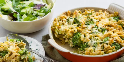 'Mac' and cheese met broccoli en een frisse witlof-komkommersalade