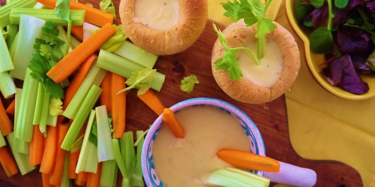 Bloempie kaasfondue met rauwkost en salade van winterpostelein en Chinese kool