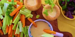 Bloempie kaasfondue met rauwkost en salade van winterpostelein en Chinese kool
