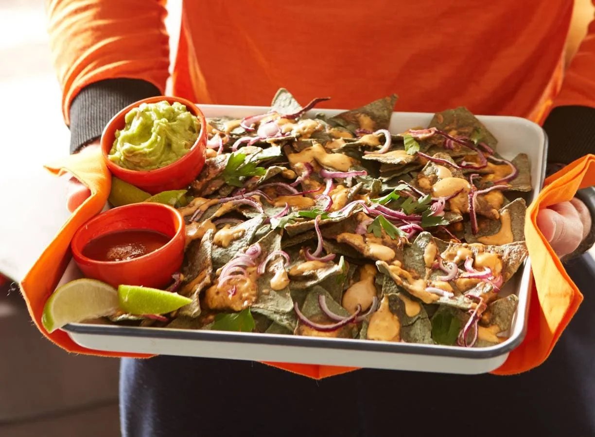 Blauwe nacho's met guacamole