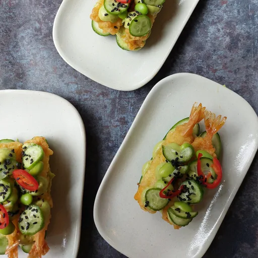 Avocado crème met tempura garnaal en komkommer