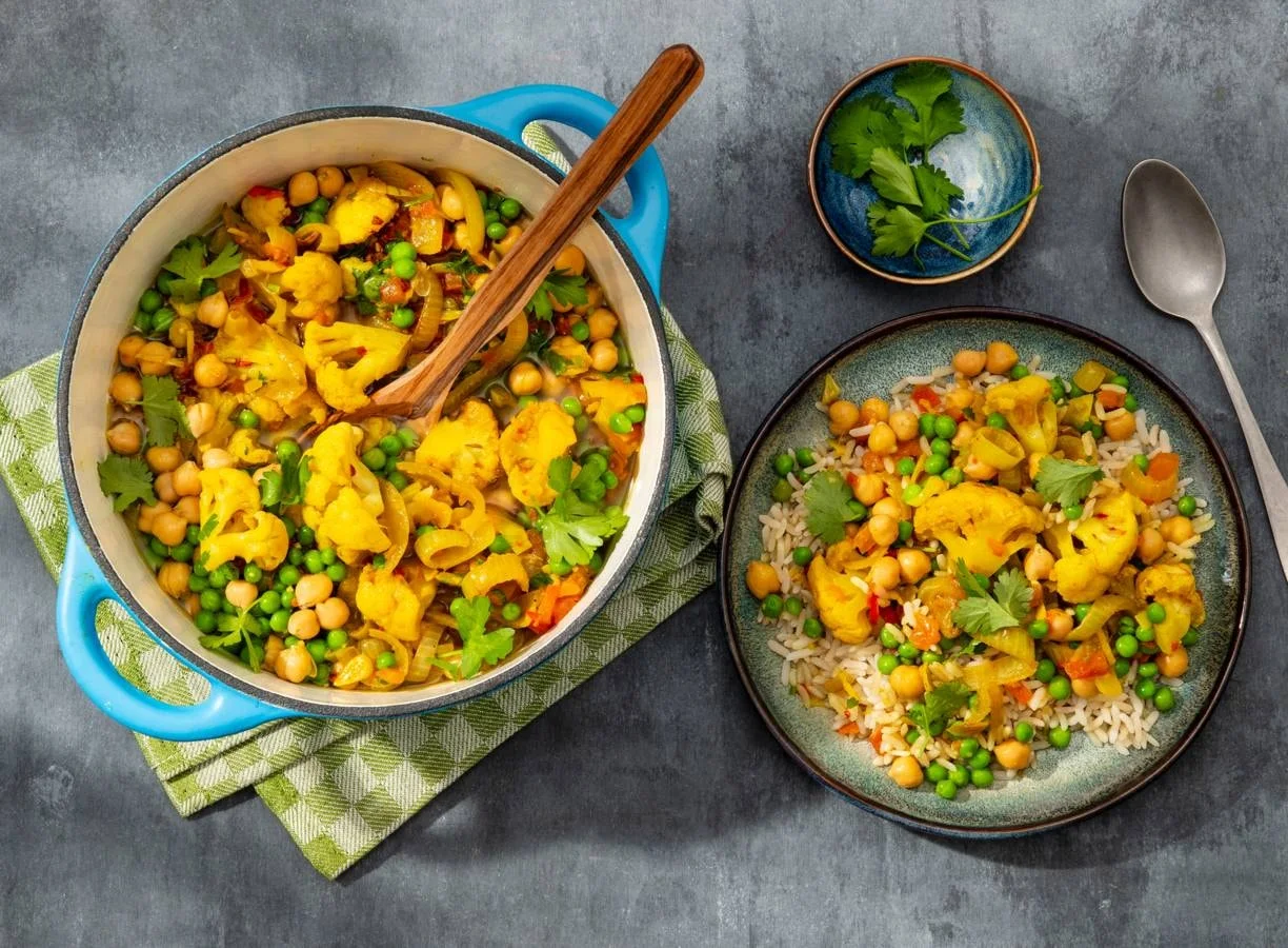 Bloemkoolcurry met zilvervliesrijst en tuinerwten