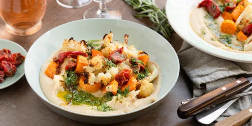 Bloemkoolboterbonenpuree met geroosterde wintergroenten, gedroogde tomaten, dragondressing en Landbrood