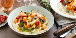Bloemkoolboterbonenpuree met geroosterde wintergroenten, gedroogde tomaten, dragondressing en Landbrood
