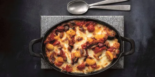 'Bake' van aubergine, gnocchi en mozzarella uit de Vegabijbel van Isabel Boerdam