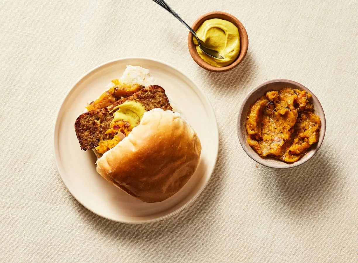 Bolletje met pompoenspread en gehaktbrood