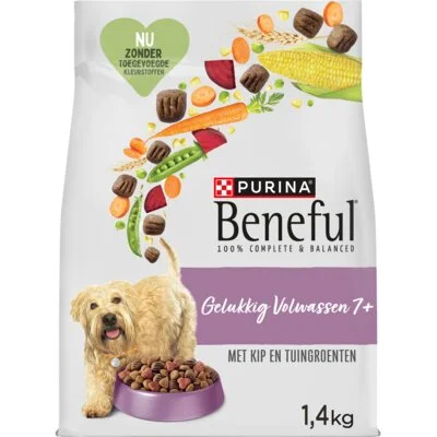 Beneful Gelukkig volwassen senior met kip