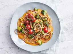 Biologische volkorenspaghetti met amandelpesto