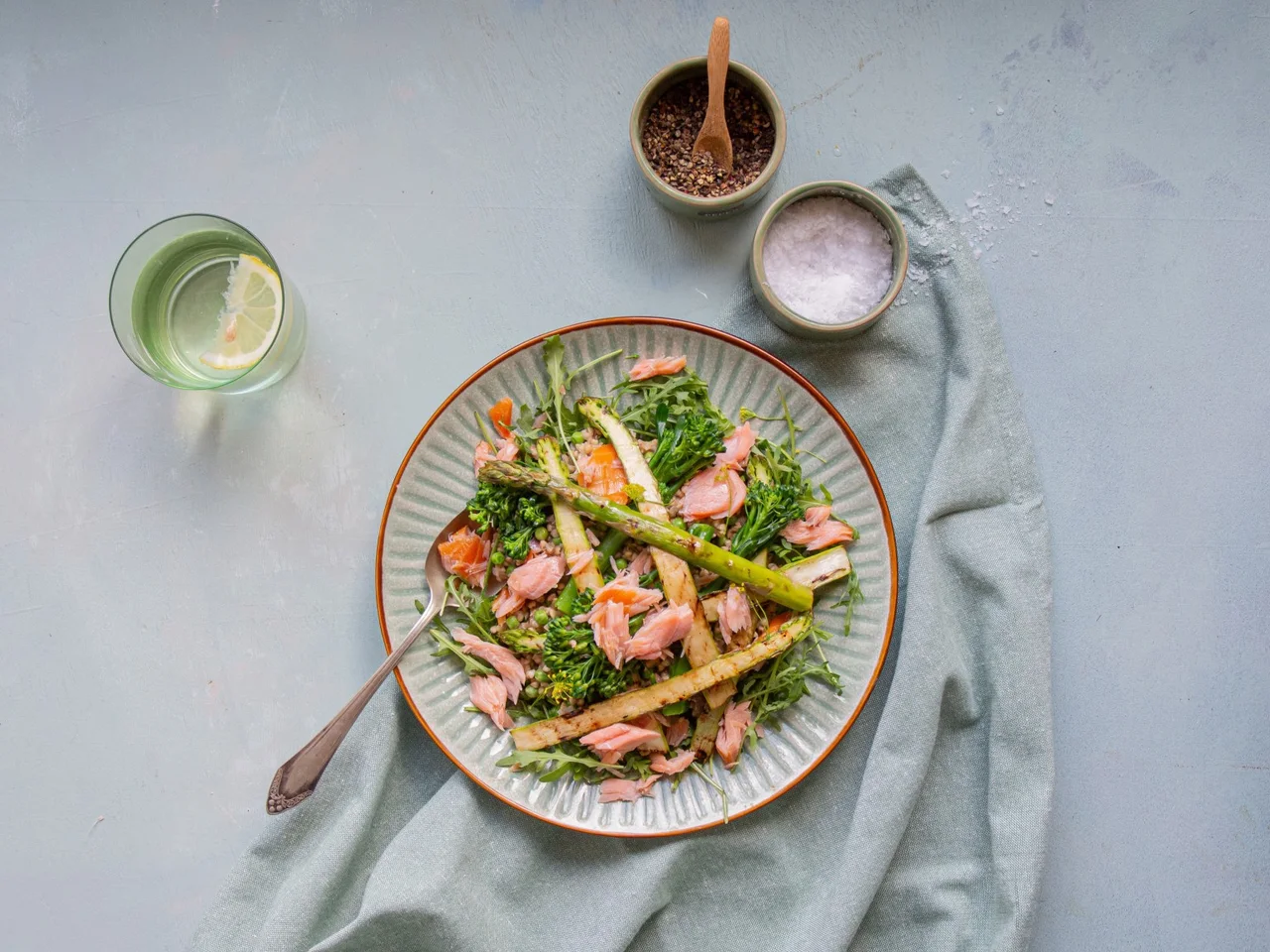 Boekweitrisotto met asperges, bimi en zalm