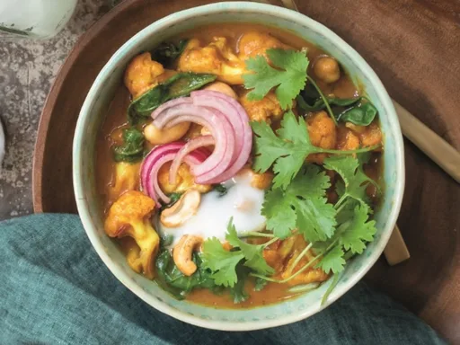 Bloemkoolcurry met kokosyoghurt en cashewnoten