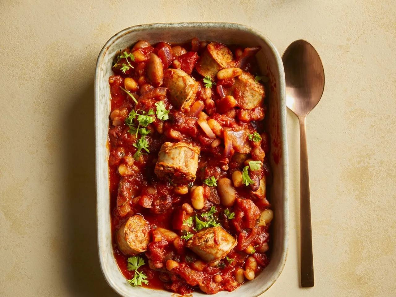Bonen in tomatensaus met worst