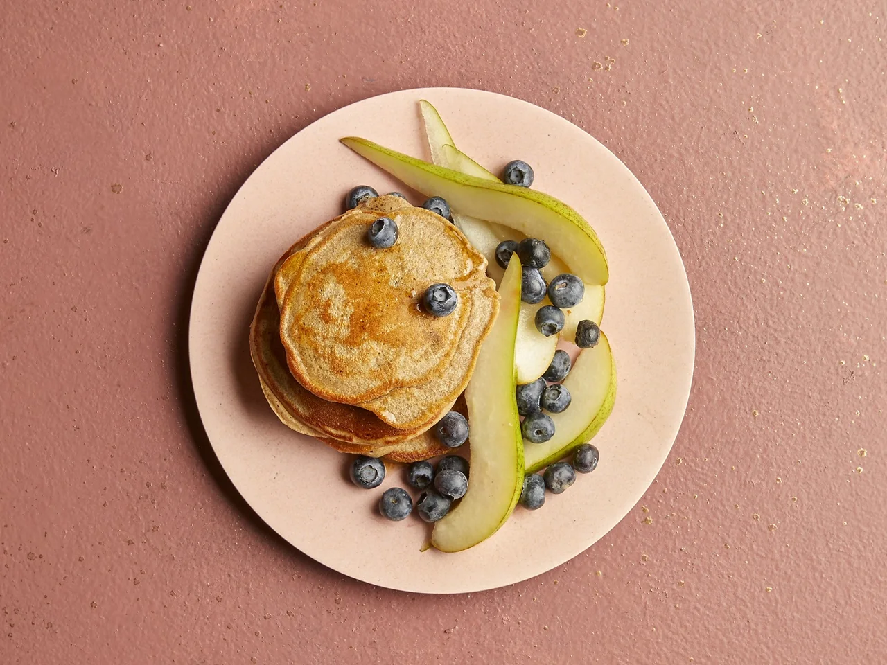 Boekweitpannenkoekjes met peer en blauwe bessen