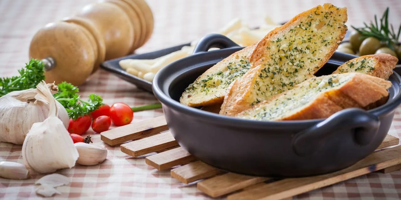 Borrel pluk brood met kaas en peterselie
