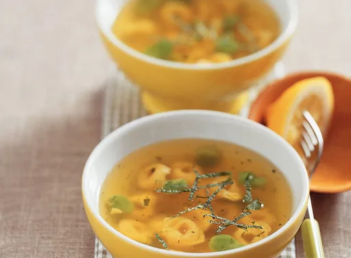 Bouillon met tortellini, tuinbonen en munt