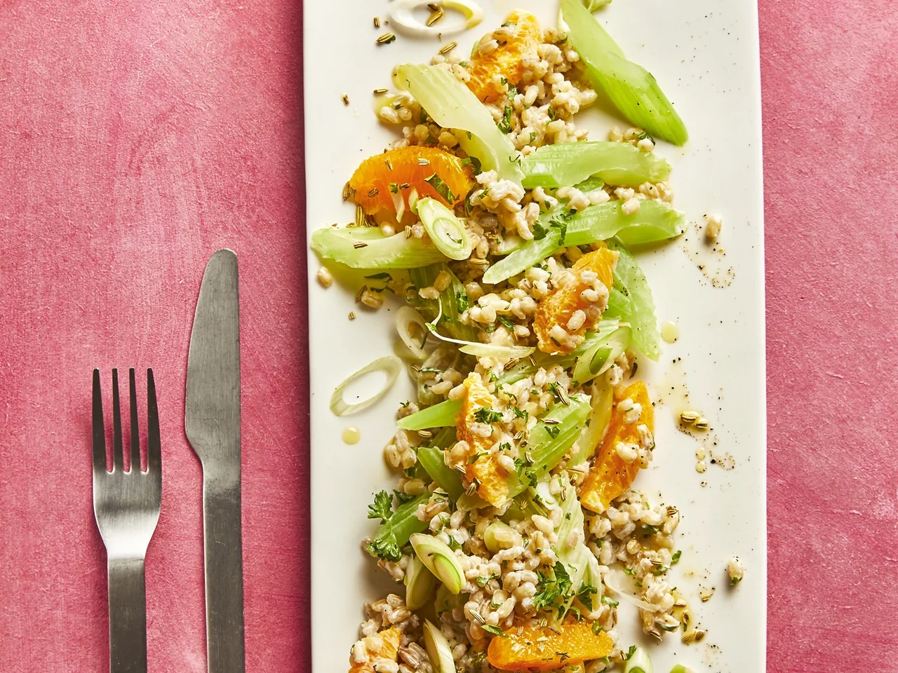 Bleekselderijsalade met parelgort & sinaasappel