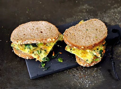 Boterham met groenteomelet