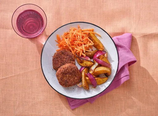 Bonenburger met geroosterde aardappel en winterpeensalade