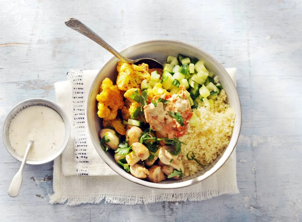 Bliss bowl met kerriebloemkool en hummus