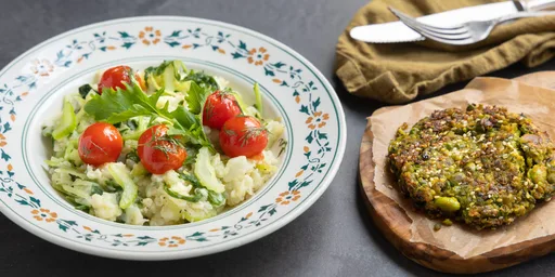 Bloemkool-raapsteelstamp met tomaatjes, dille en edamameburgers uit de Keuken van Maass