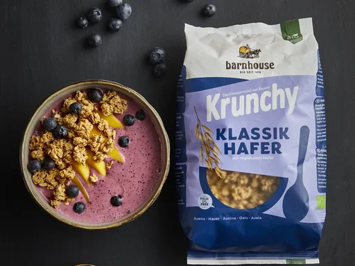 Bosvruchten-smoothiebowl met krokante haver