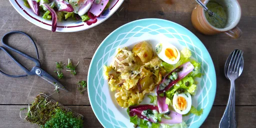 Aardappels met kaas uit de oven en een gevulde salade met ei