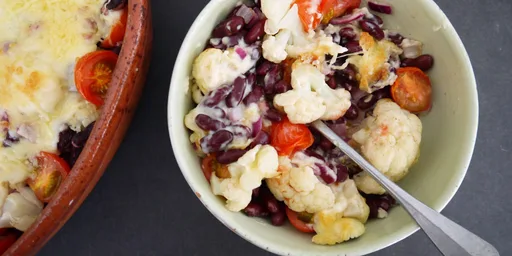 Bloemkoolgratin met kidneybonen en cherrytomaatjes