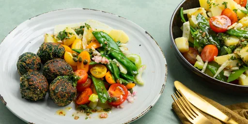 Aardappelsalade met overjarige kaas-spinazieballetjes