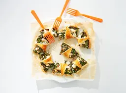 Bladerdeeghapjes met feta en spinazie