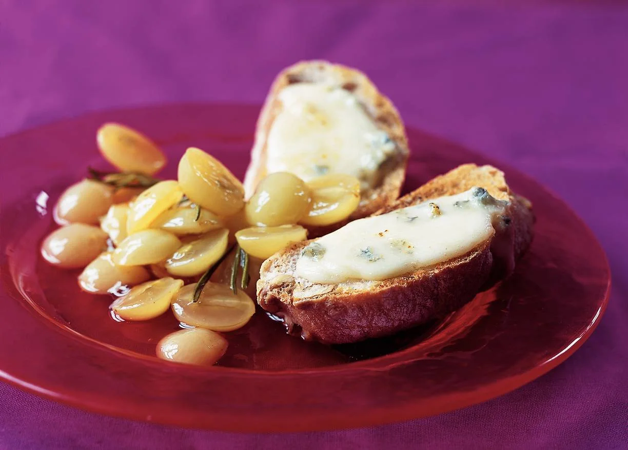 Blauwe kaascrostini met gemarineerde druiven