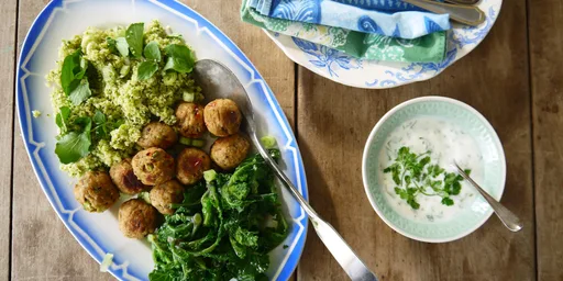 BOON falafelballetjes met flowersprouts, broccolicouscous, waterkers en yoghurtsaus