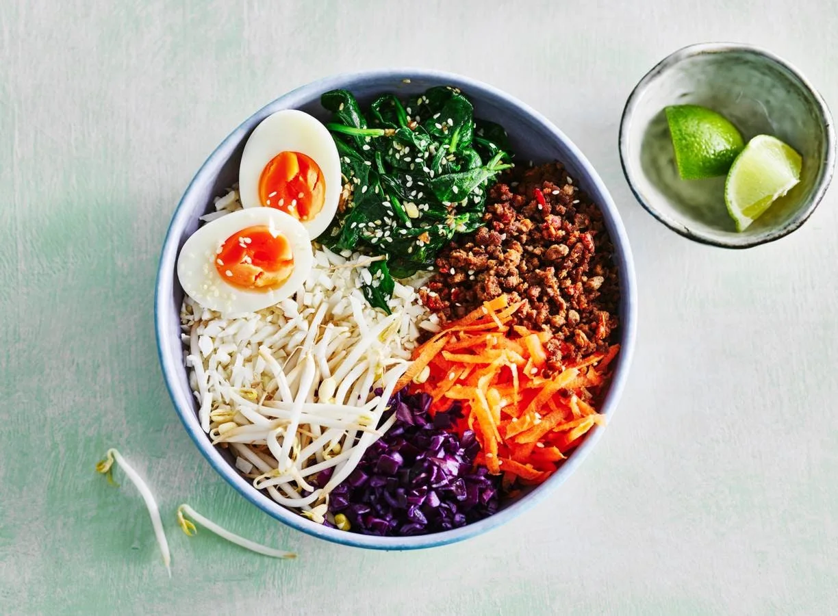 Bloemkoolrijstbowl met rodekool en spinazie