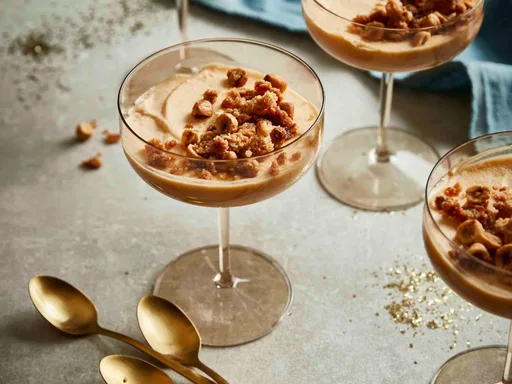 Abrikozenmousse met hazelnoot-kardemomkruimels