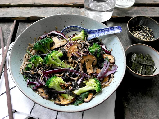 Algenbouillon met soba noedels