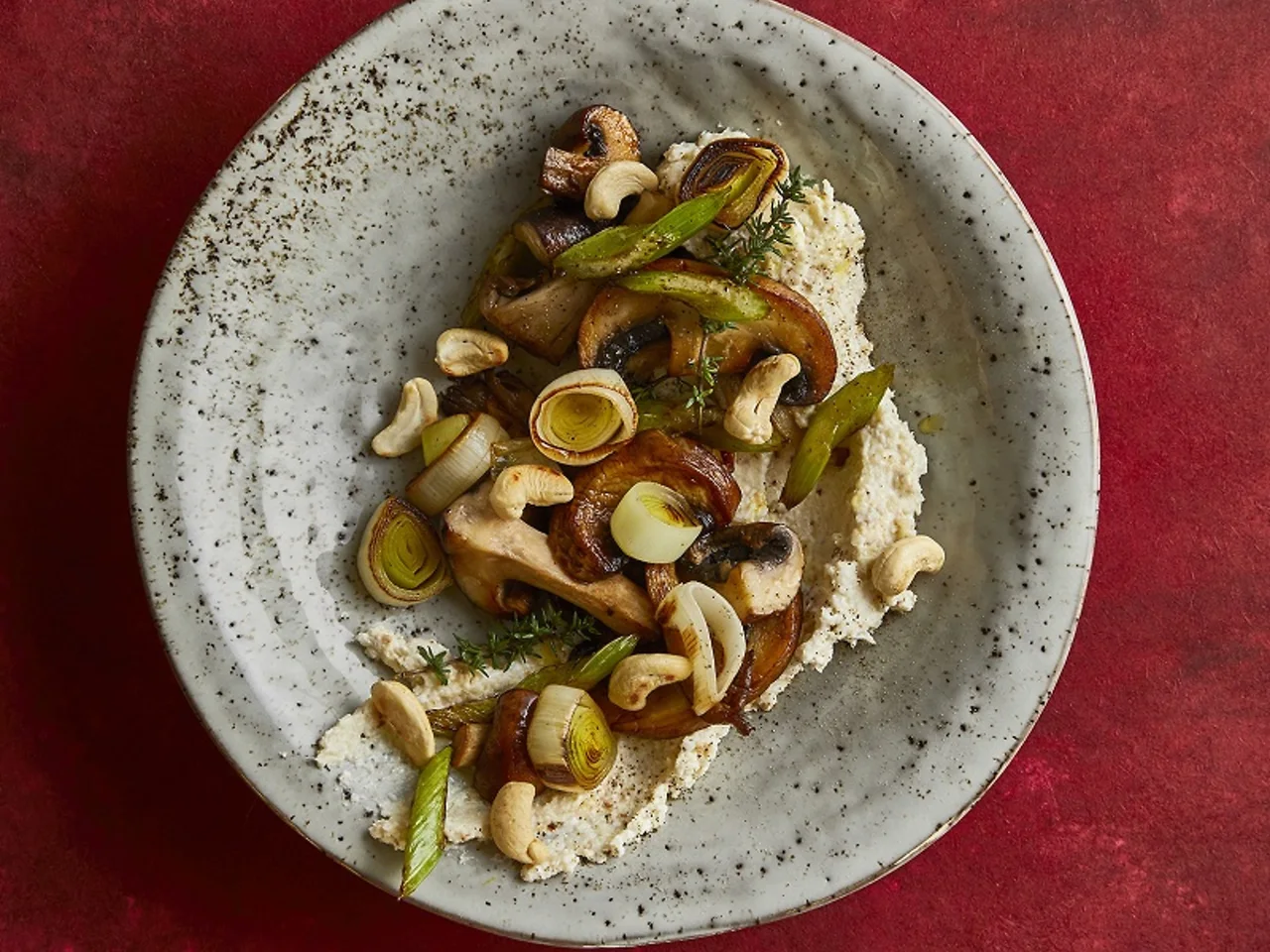 Bloemkoolpuree met groenten, paddenstoelen en noten
