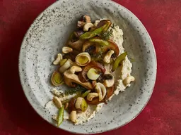 Bloemkoolpuree met groenten, paddenstoelen en noten
