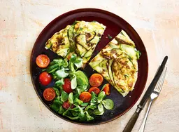 Biologische courgetteomelet met ricotta & veldsla