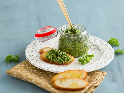 Boerenkoolpesto met hazelnoot