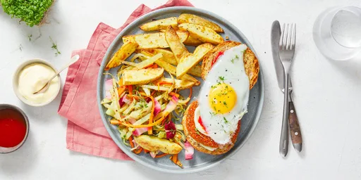 BOON chiliburger met een spiegelei, gebakken Agria en geroerbakte wintergroenten en tuinkers
