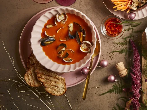Bouillabaisse met schelpenfeestje en getoast knoflookbrood