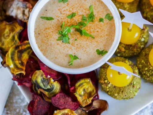 Borrelplankje met bietenchips, falafel en tahin dip
