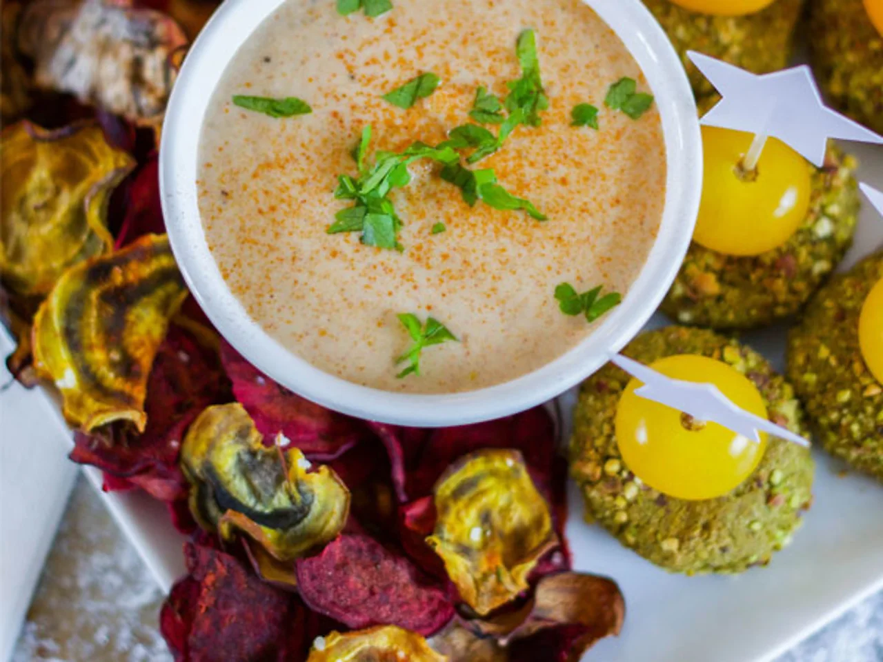 Borrelplankje met bietenchips, falafel en tahin dip