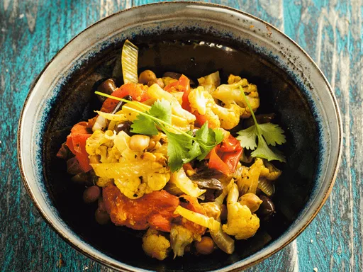 Bloemkooltajine met kikkerwten en tomaat