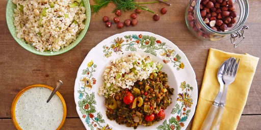 Boerenkoollinzenstoof met hazelnoten-bulgur en frisse yoghurtdressing
