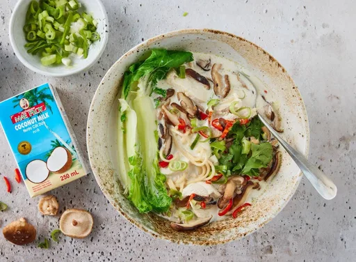 'Thaise' kokossoep met kip van Mae Ploy (advertentie)