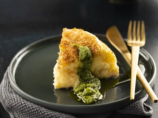 Aardappelsoufflé met amandel peterselie pesto
