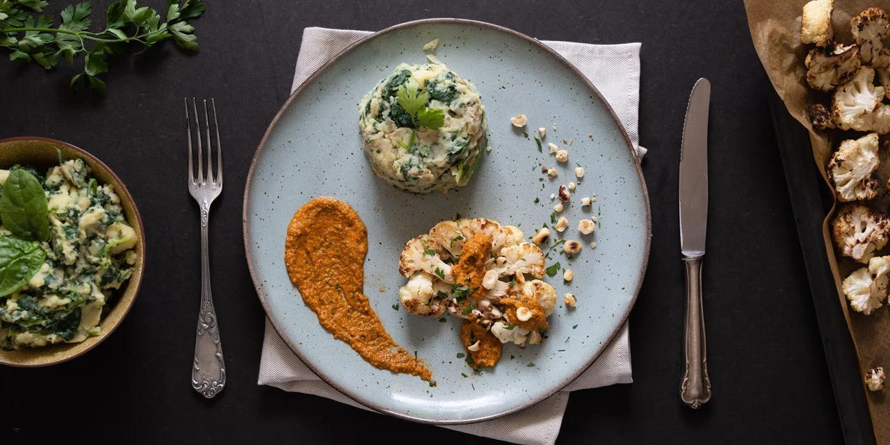 Bloemkoolsteaks met romescosaus en aardappel-paksoipuree