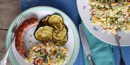 Bloemkoolcouscous met gekleurde wortels, gegrilde aubergine, courgette en venkelworst