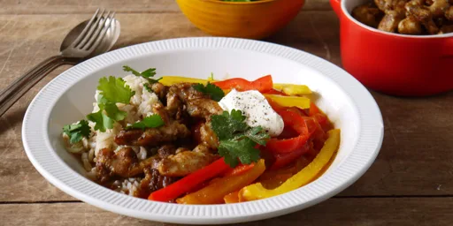 'Kipshuka' met paprika, rijst en koriander