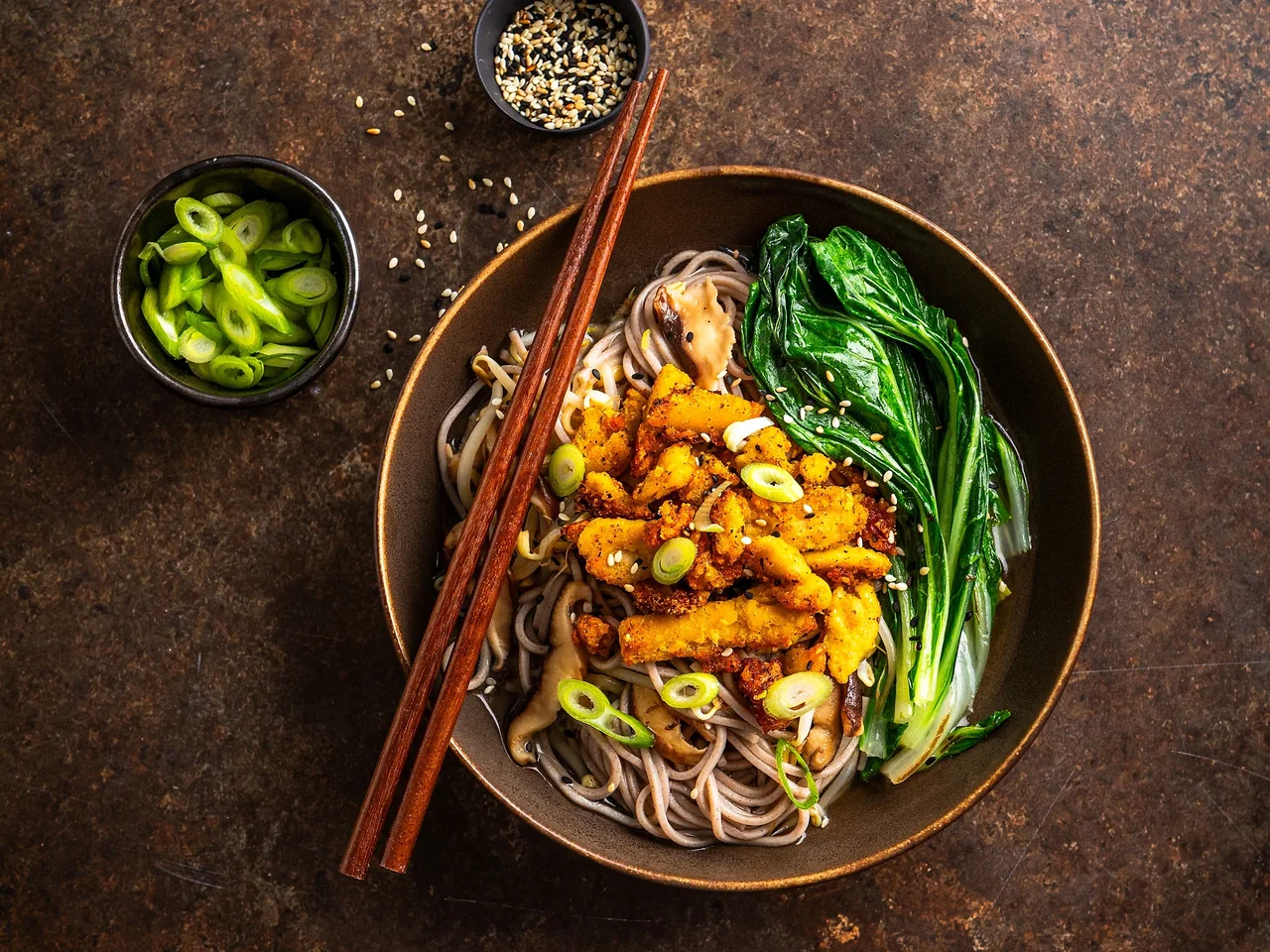 Boekweitramen met roerbakreepjes, paksoi, shiitake en sesam