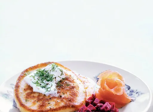 Blini's met zure room, bietjes en zalm